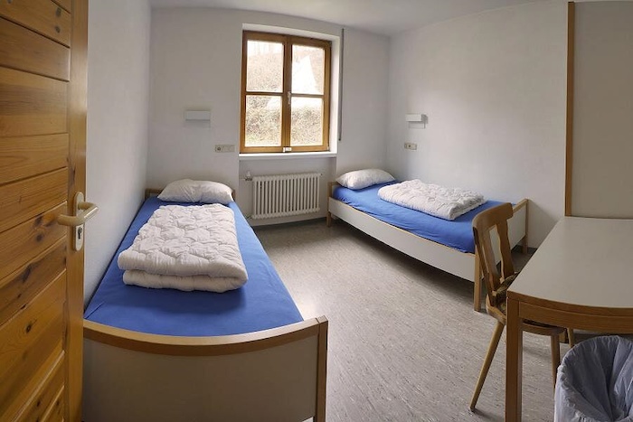 Kinder eines Herbstcamps schlafen zu zweit