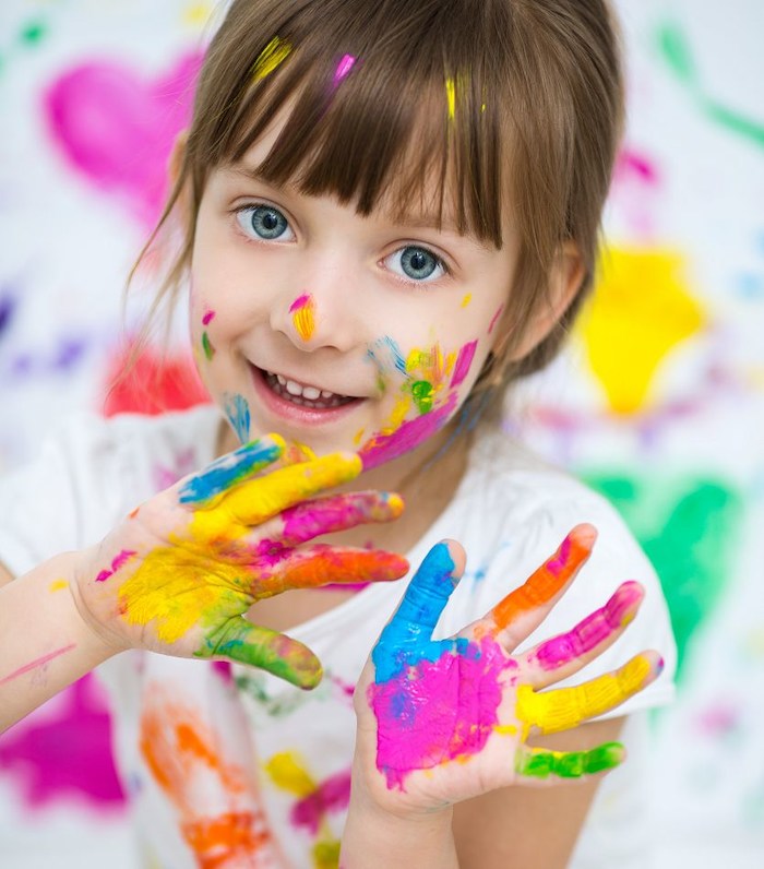 Kinder eines Herbstcamps malen mit Farbe