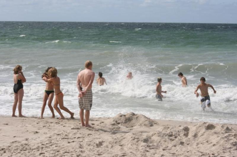 Kinder eines Herbstcamps laufen ins Meer