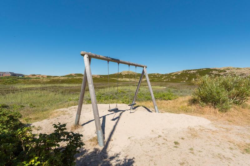 Kinder eines Herbstcamps schaukeln