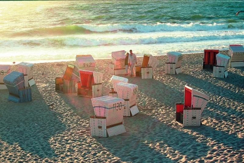 Kinder eines Herbstcamps sind in Strandkörben