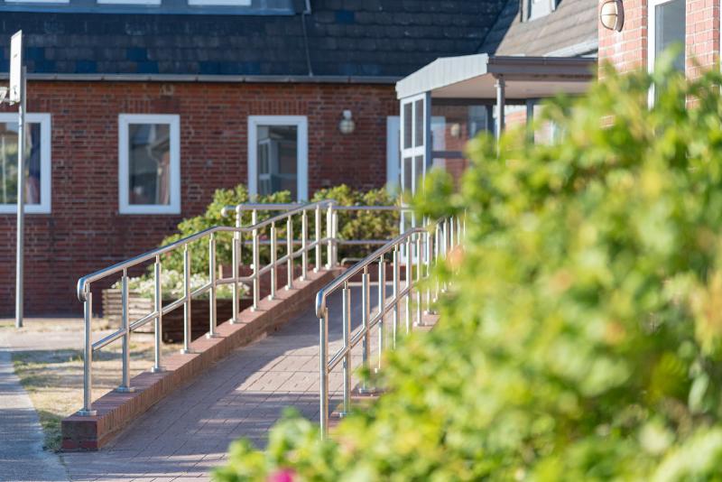 Kinder eines Herbstcamps laufen Treppen hoch