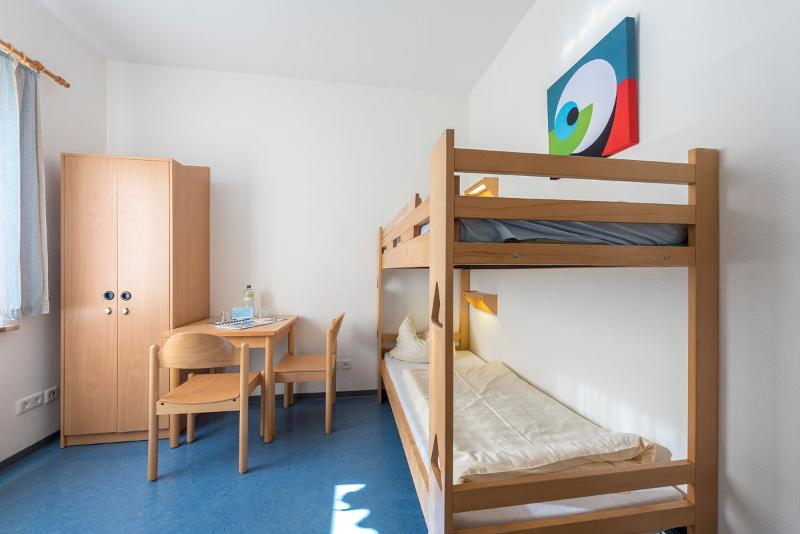 Kinder eines Herbstcamps sind im Kinderzimmer