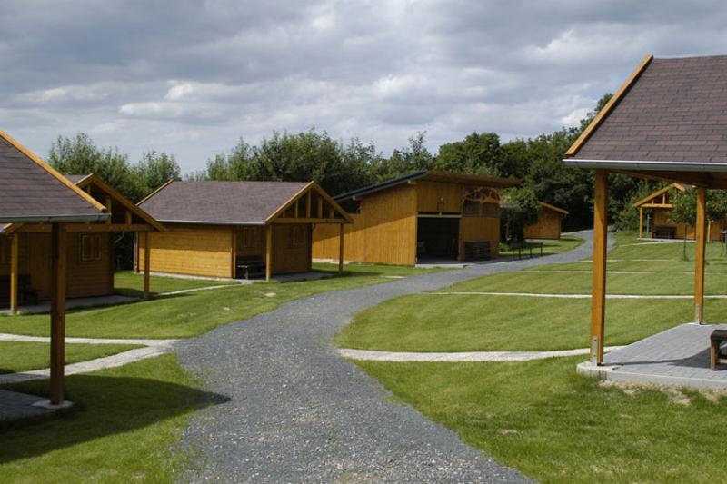 Kinder eines Herbstcamps haben Hütten