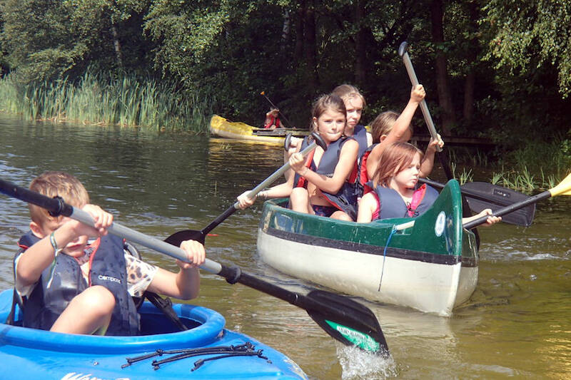Teilnehmer paddeln auf dem Fluss