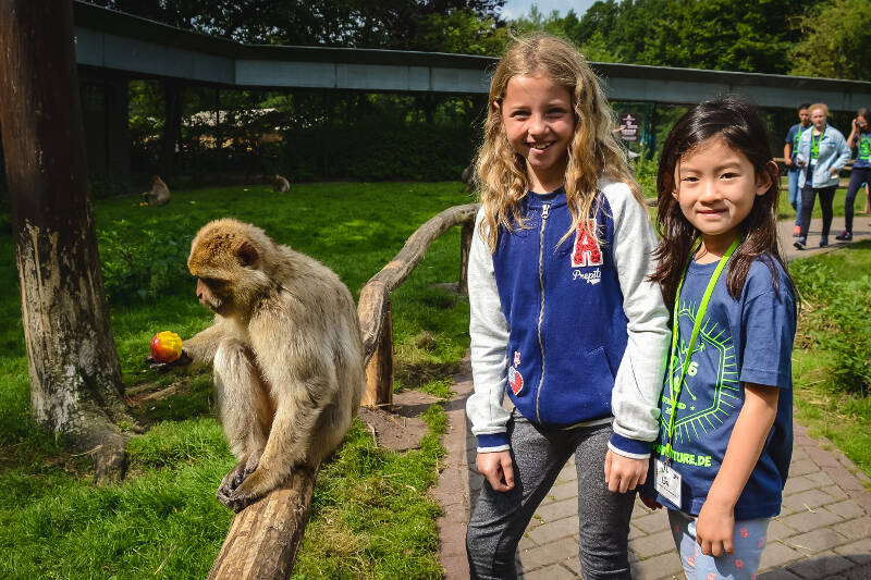 Zwei Kinder machen mit ihrem Ferien-Fußball-Camp einen Ausflug in den Zoo.