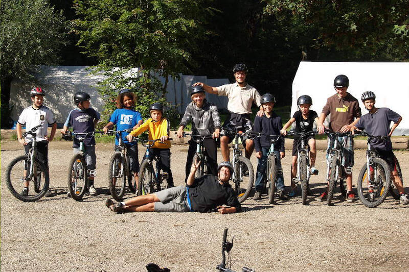 Die Teilnehmer vom Fußballcamp posieren auf dem Fahrrad für ein Gruppenfoto