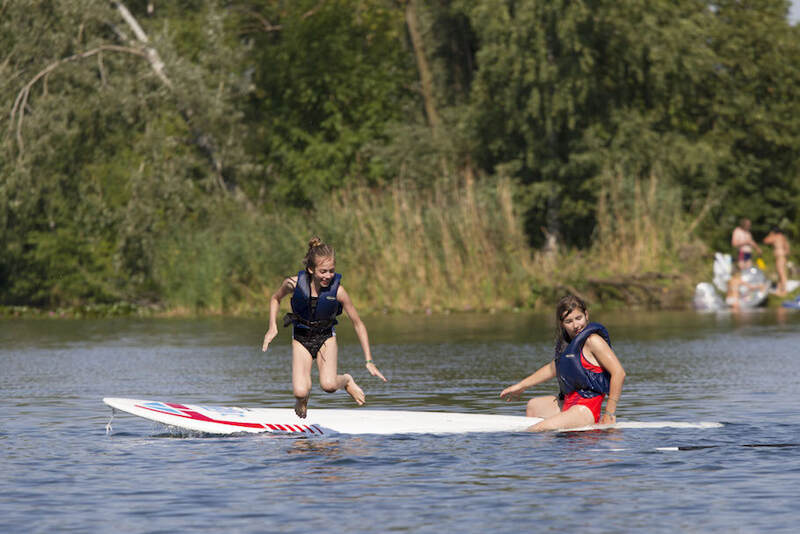 Zwei Mädchen beim Stand up Paddling im Reit-Camp