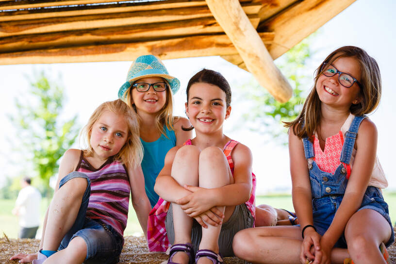 Mädchen des Feriencamps Neuruppin sitzen gemeinsam