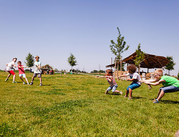 Kinder beim Tauziehen im Feriencamp Stuttgart