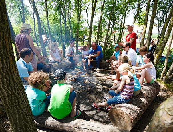 Kinder grillen über dem Lagerfeuer im Ferienlager Stuttgart