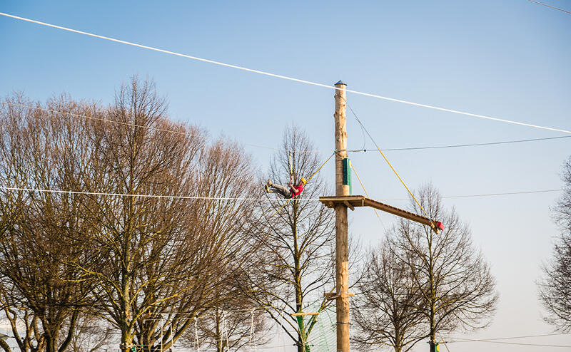 Junge auf Zipline im Ferienlager Sonnenhof