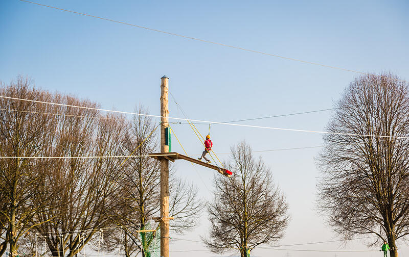Junge auf Zipline im Ferienlager Sonnenhof