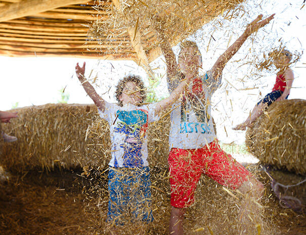 Kinder bei Heuschlacht im Feriencamp Stuttgart