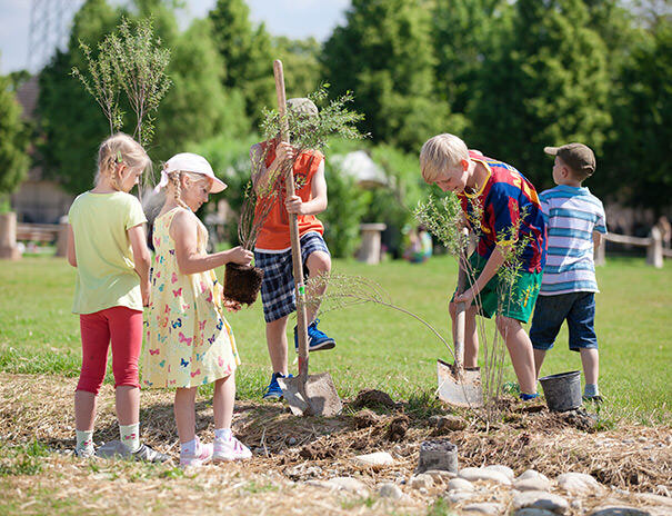 Teilnehmer des Sportcamps Baden Württemberg helfen sich