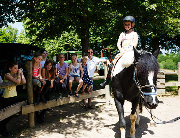 Mädchen beim Pony Reiten im Reitcamp Sonnenhof