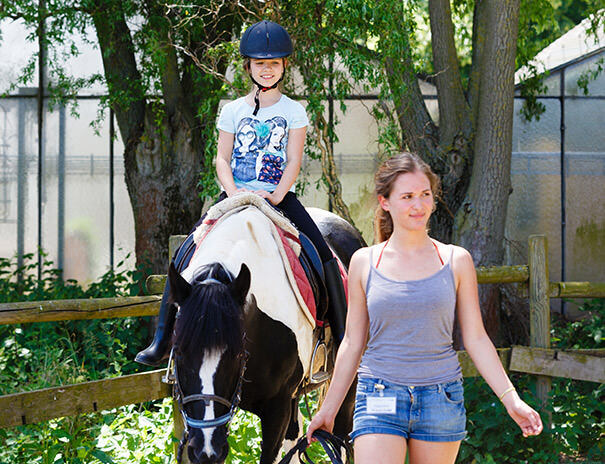 Mädchen beim Reitunterricht auf den Reiterferien Sonnenhof