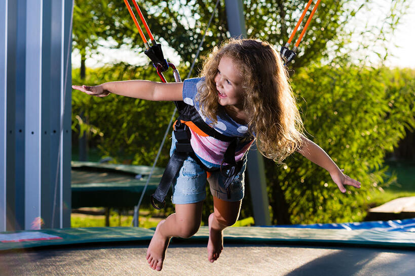 Mädchen auf Trampolin im Reitcamp Sonnenhof