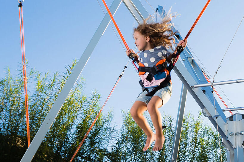 Mädchen auf Trampolin im Reitcamp Sonnenhof