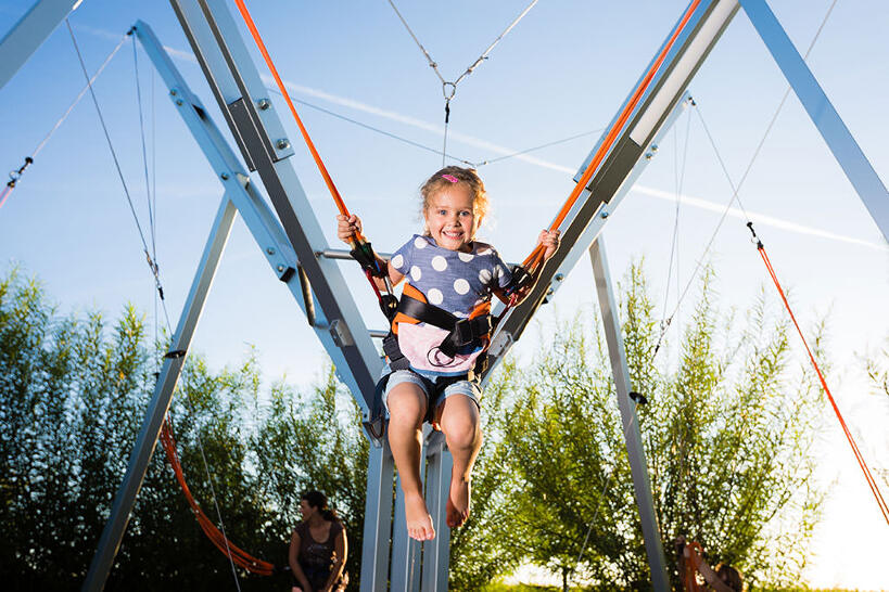 Mädchen auf Trampolin im Reitcamp Sonnenhof