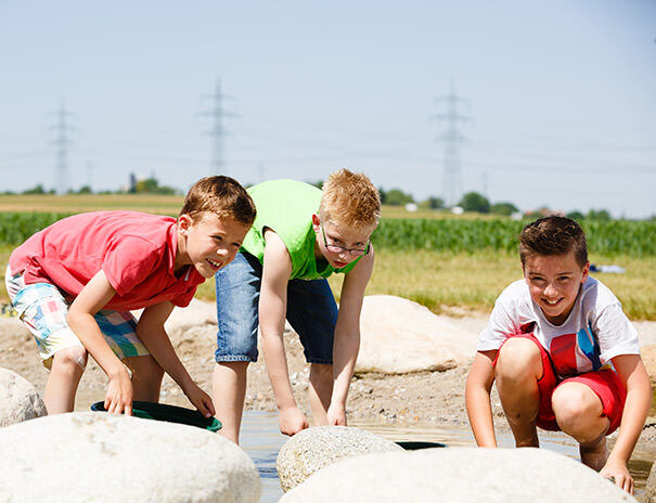 Jungs spielen im Wasser im Sommerferienlager Stuttgart