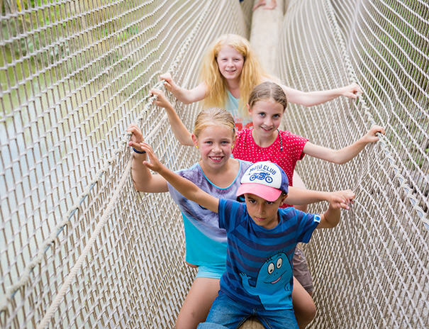 Mädchen auf Hängebrücke im Ferienlager Sonnenhof