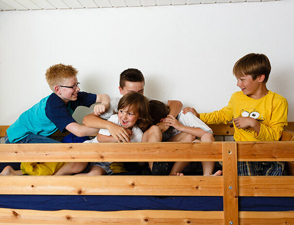 Jungs toben im Bett im Ferienlager Sonnenhof