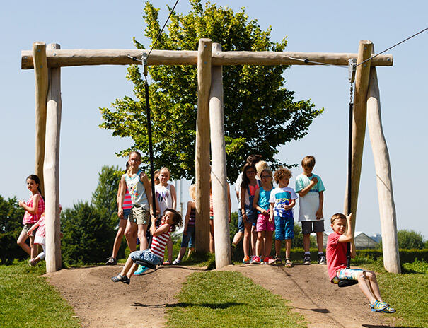 Kinder auf Zipline im Ferienlager Sonnenhof