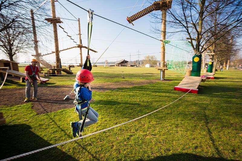 Kinder im Hochseilgarten im Ferienlager Sonnenhof