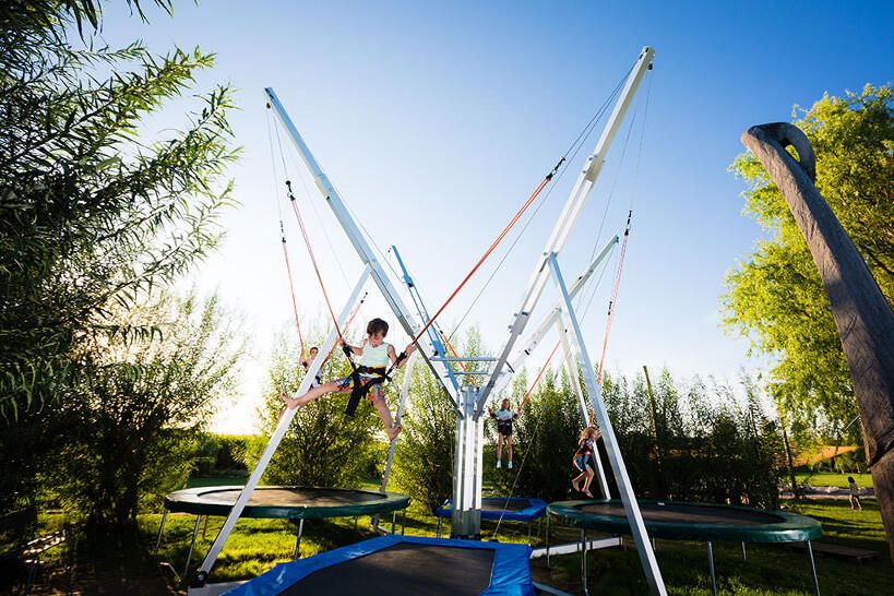 Junge auf Trampolin im Ferienlager Sonnenhof
