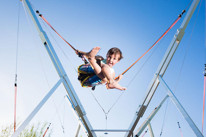 Junge auf Trampolin im Ferienlager Sonnenhof