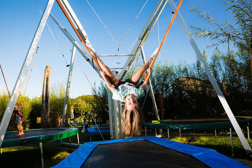 Mädchen auf Trampolin im Ferienlager Sonnenhof
