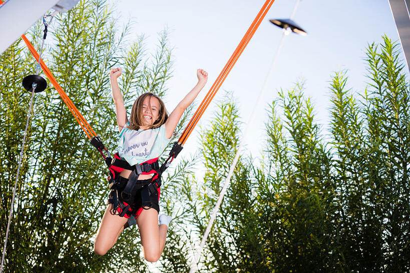 Mädchen auf Trampolin im Ferienlager Sonnenhof