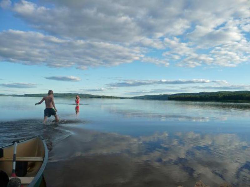 Im See baden auf der Jugendreise in Schweden