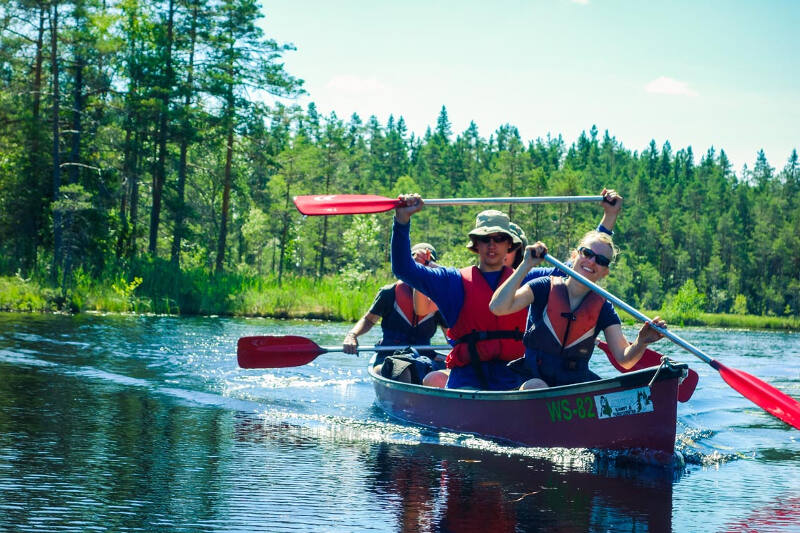Spaß beim Kanu fahren auf der Jugendreise in Schweden