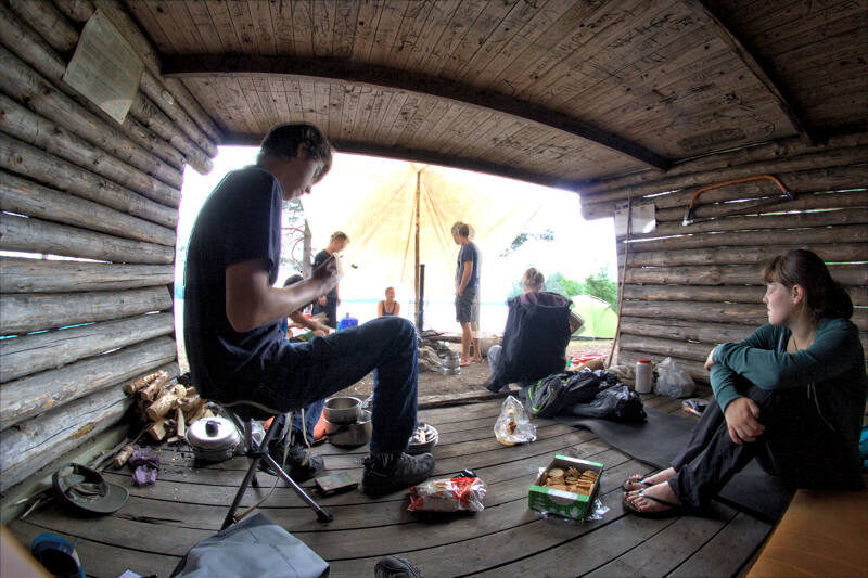 Rast in der Hütte auf der Jugendreise in Schweden