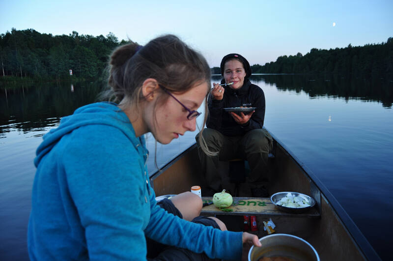 Abendessen im Kanu auf dem See auf der Jugendreise in Schweden