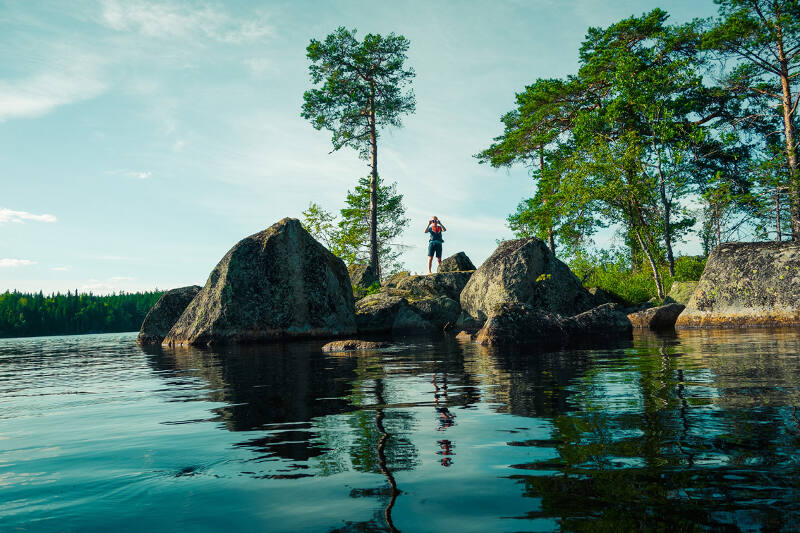 Junge in der schönen Natur Schwedens