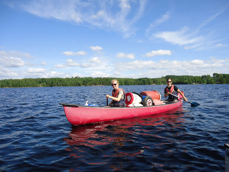 Mädchen im Kanu auf der Jugendreise in Schweden
