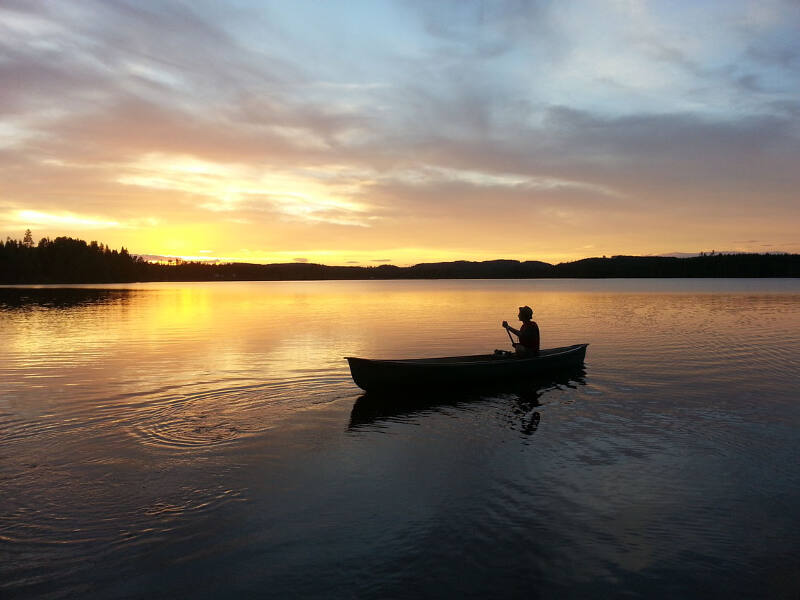 Kanufahren in den Sonnenuntergang im Outdoorcamp Schweden