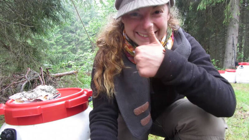 Mädchen im Outdoorcamp Schweden