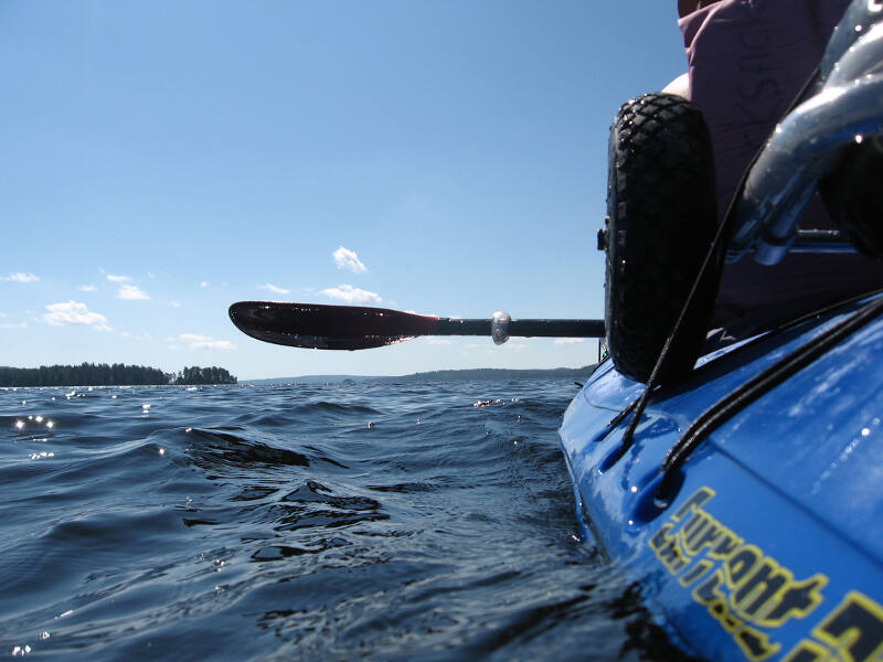 Kayak fahren auf der Jugendreise in Schweden