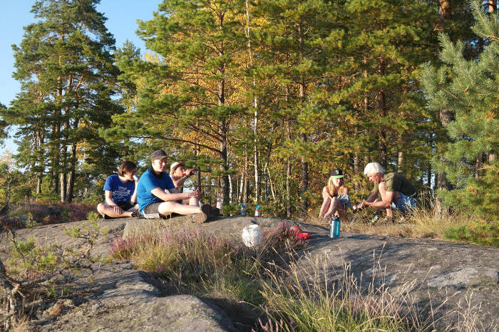 Entspannen vom Wandern auf der Jugendreise in Schweden