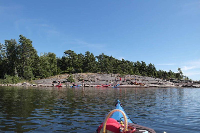 Kayak fahren auf der Jugendreise in Schweden