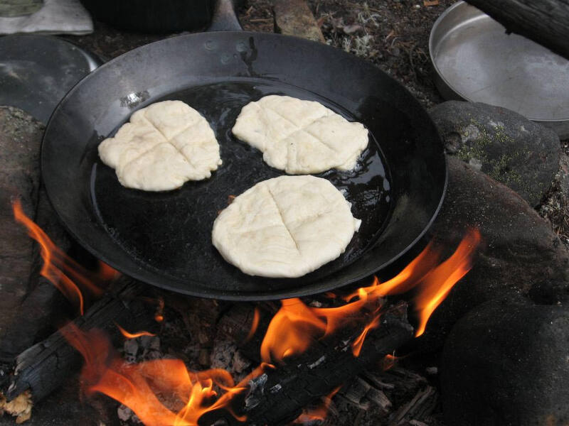 Essen kochen über dem Lagerfeuer auf der Jugendreise Schweden