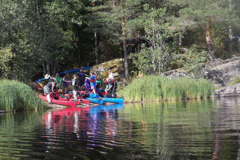 Kayak fahren im See auf der Jugendreise in Schweden