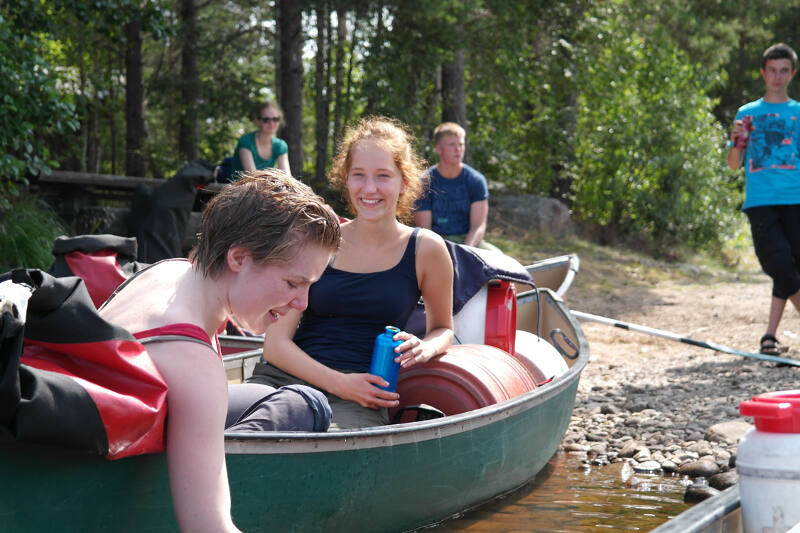 Mädchen beim Kanu fahren auf der Gruppenreise Schweden
