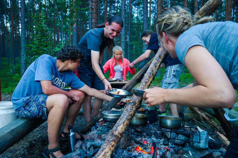 Kochen über dem Lagerfeuer bei der Wildniswoche in Schweden