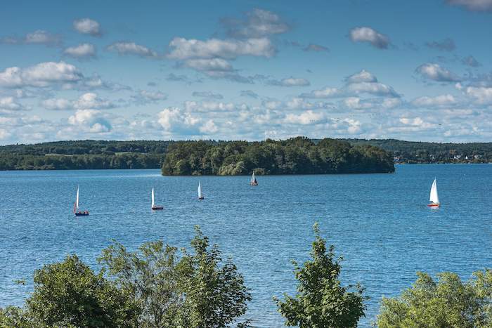 Man sieht einen großen See mit Segelbooten auf einer Jugendherberge Jugendfreizeit