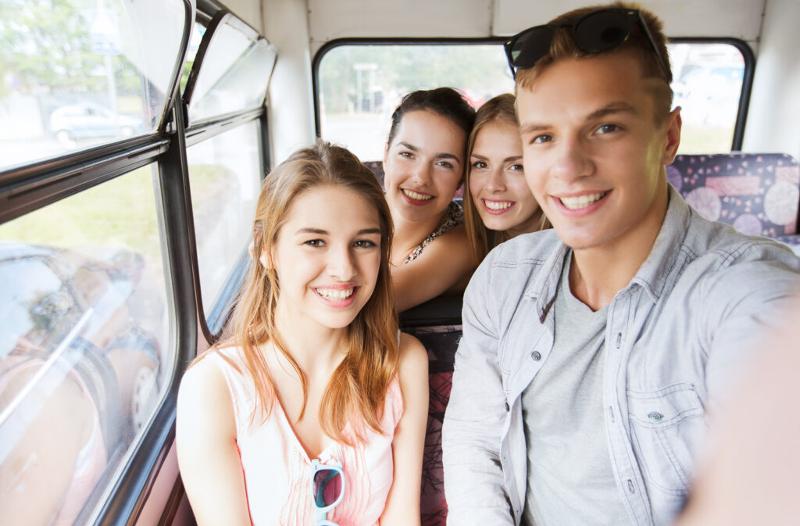 Teilnehmer einer Sprachreise für 13 Jährige sitzen im Auto